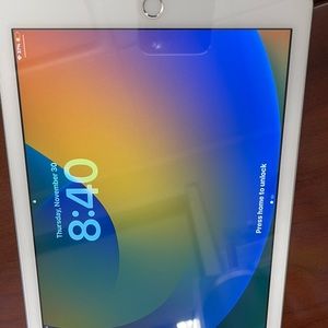 Apple iPad (6th Gen) 32 GB 9.7in (Silver) Verizon Wi-Fi and Cellular